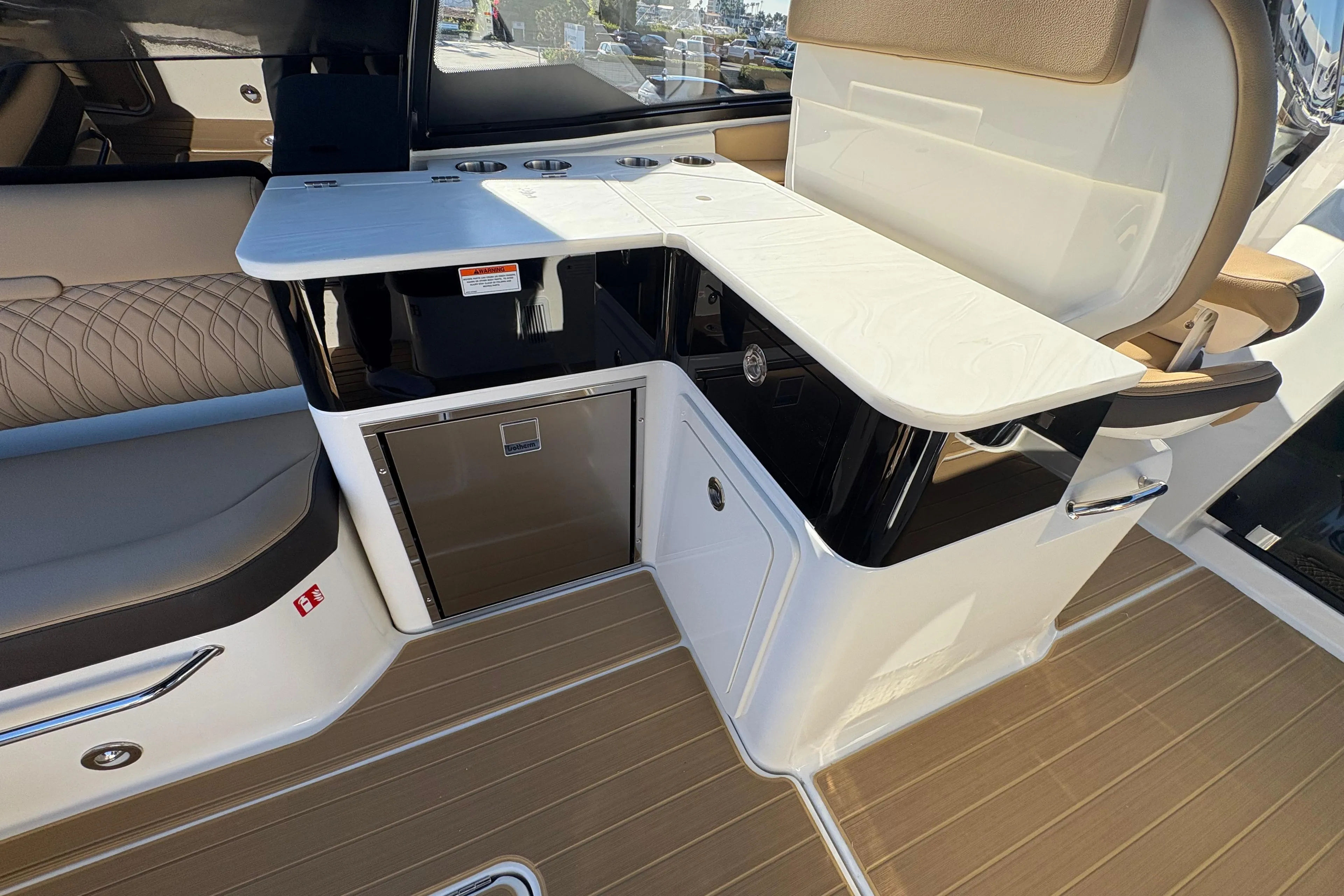 Sea Ray 370 Outboard photo 6
