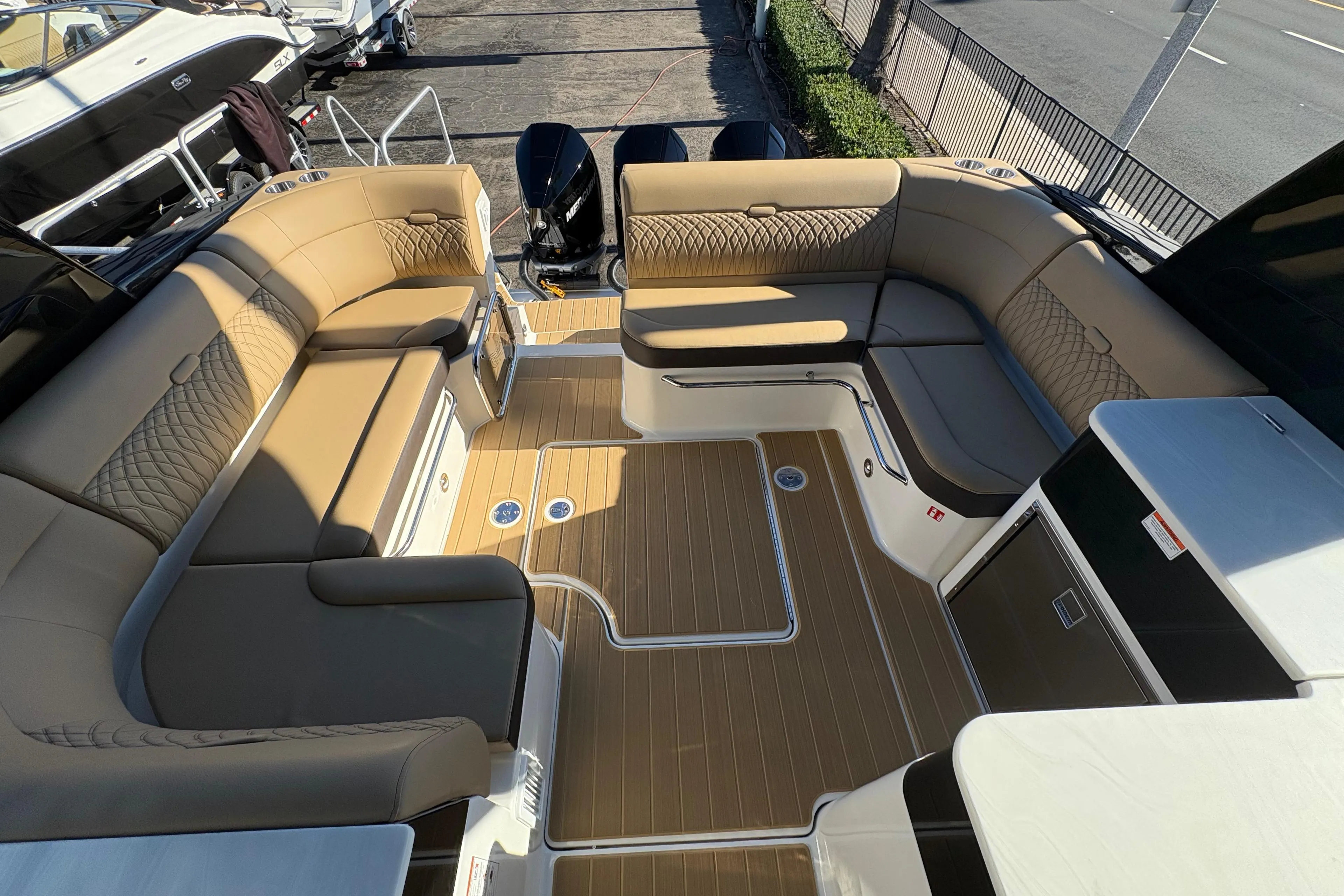 Sea Ray 370 Outboard photo 8