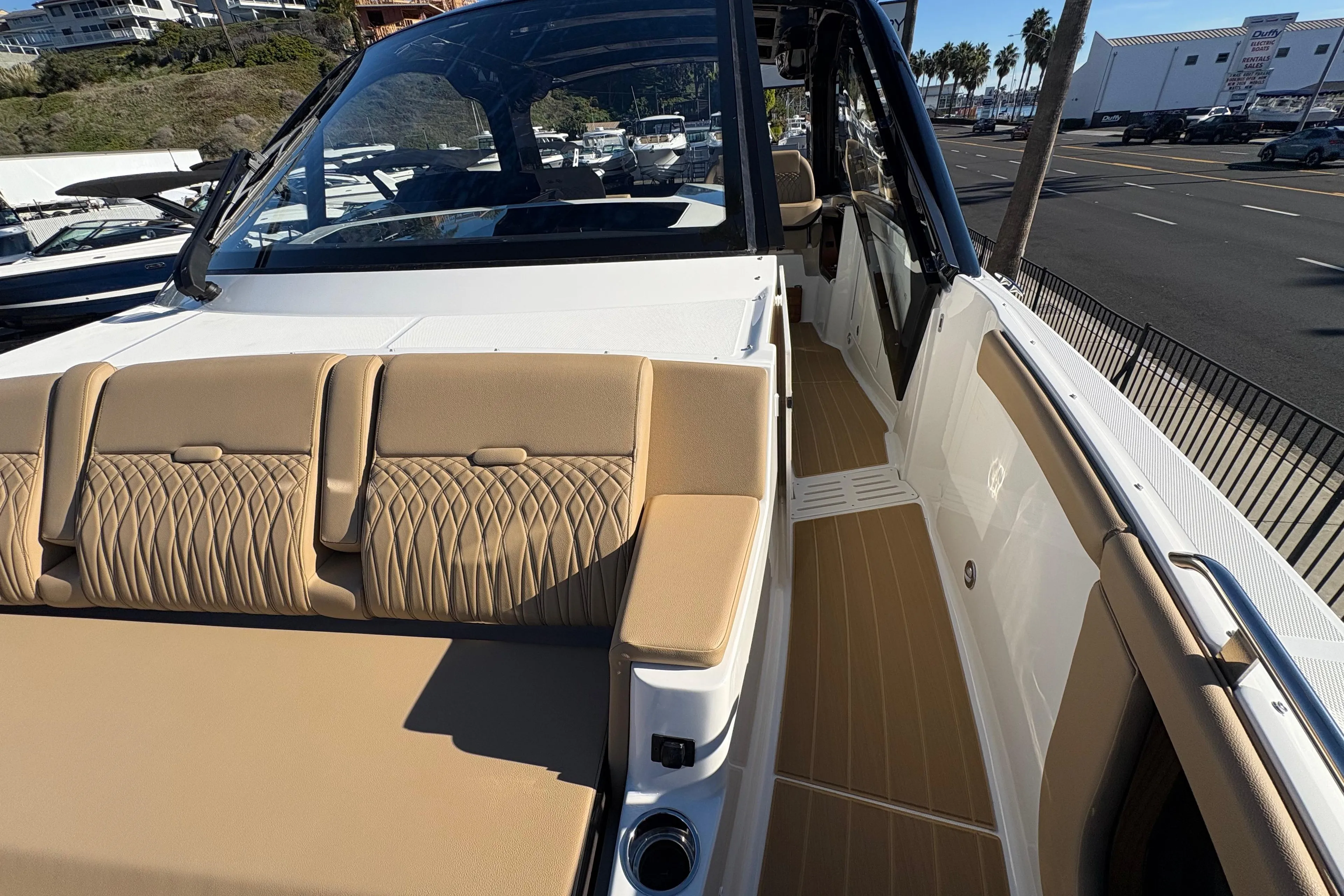 Sea Ray 370 Outboard photo 10