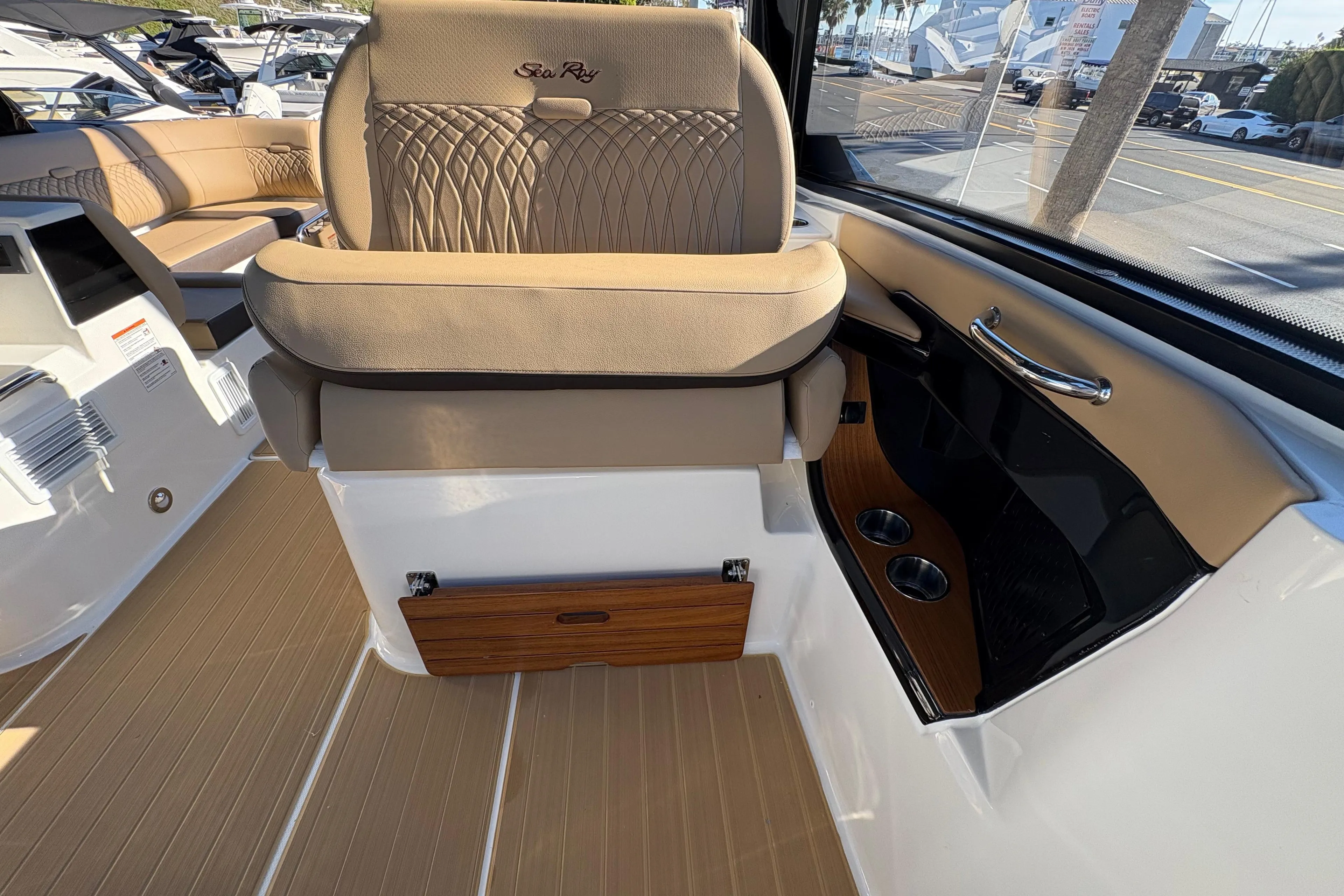 Sea Ray 370 Outboard photo 12