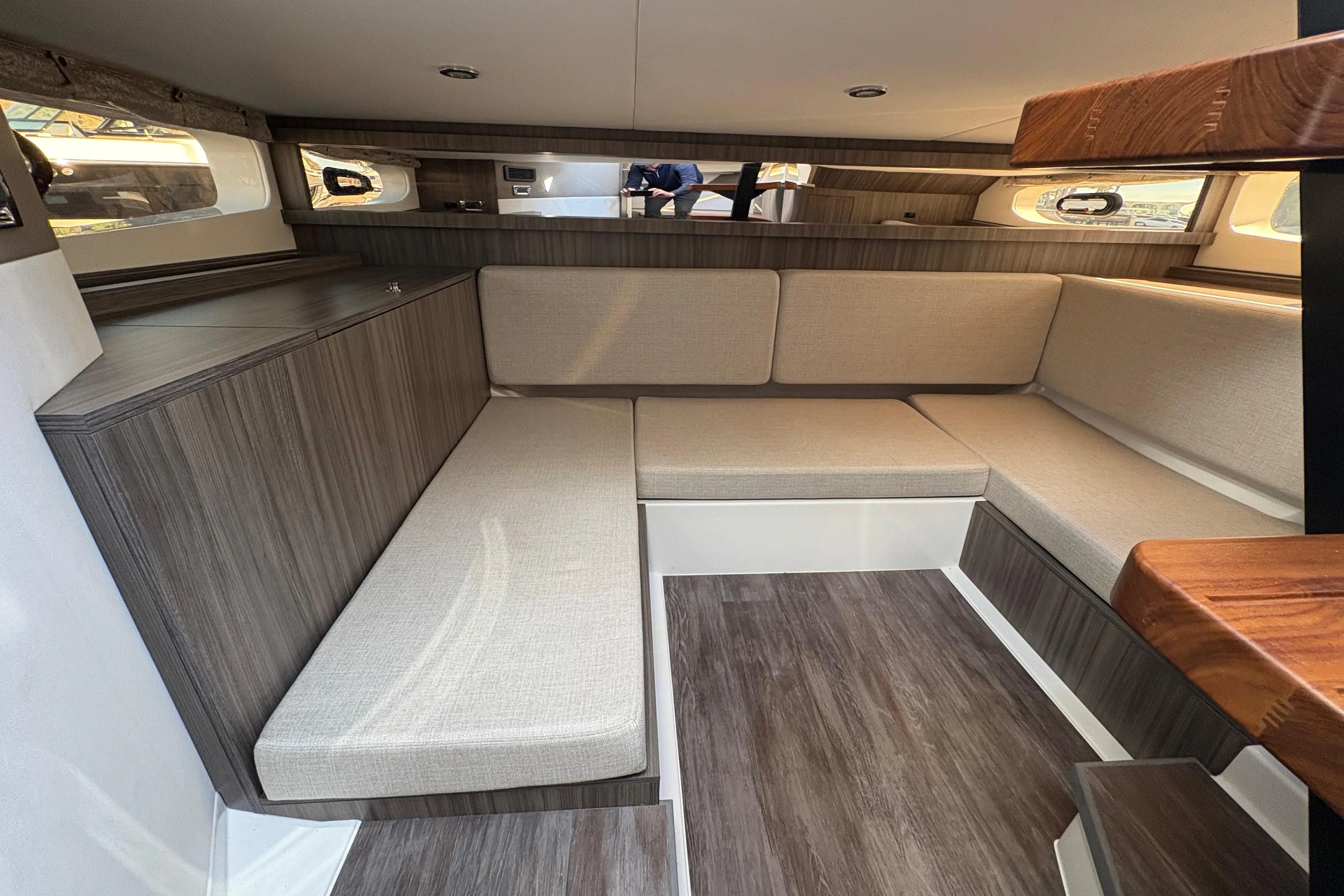 Sea Ray 370 Outboard photo 14