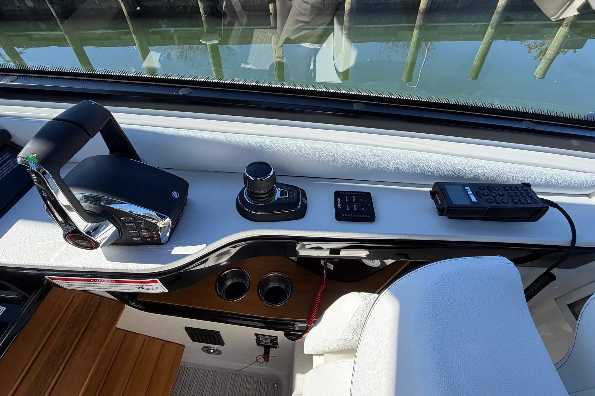 Sea Ray 370 Outboard photo 15
