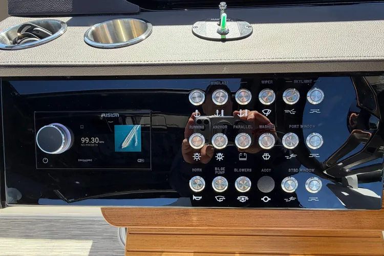Sea Ray 370 Outboard photo 16