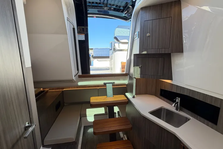 Sea Ray 370 Outboard photo 17