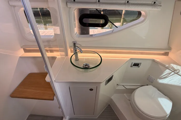 Sea Ray 370 Outboard photo 19